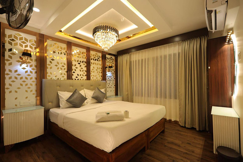 Luxury Houseboats