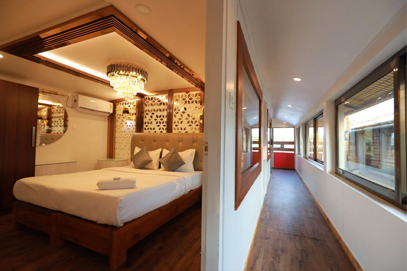 Luxury Houseboats