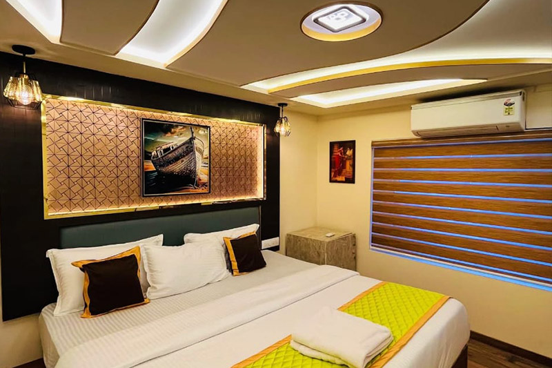 Luxury Houseboats