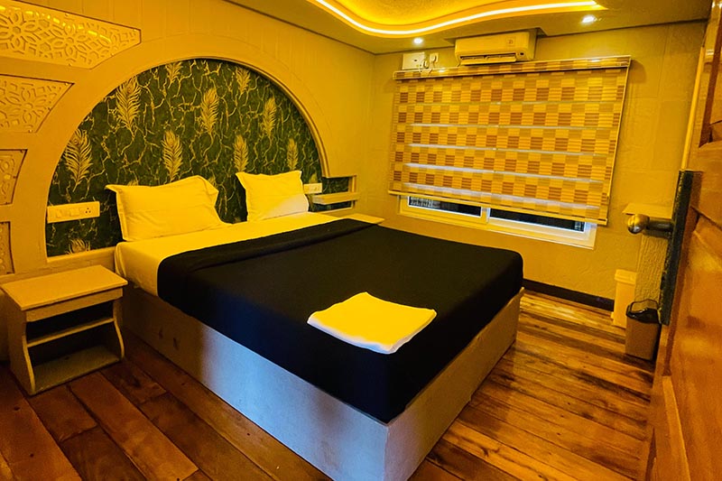 Premium Houseboats