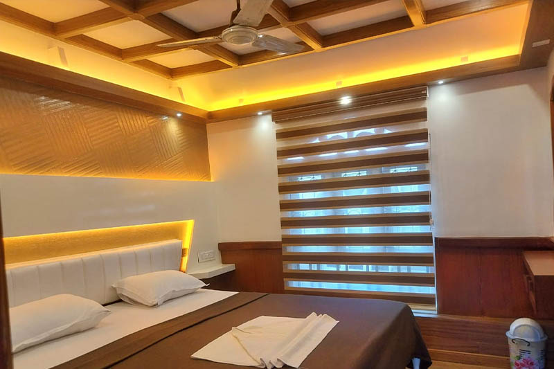 Premium Houseboats