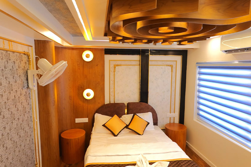 Sharing Houseboats